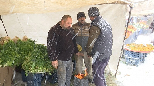 Pazarcı Esnafının Dondurucu Soğukta Zorlu Ekmek Mücadelesi