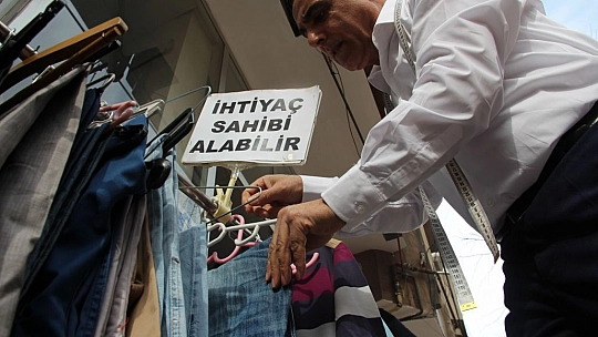 68 Yaşındaki Terzi Yıllardır 'Askıda Kıyafet' İle İhtiyaç Sahiplerini Sevindiriyor