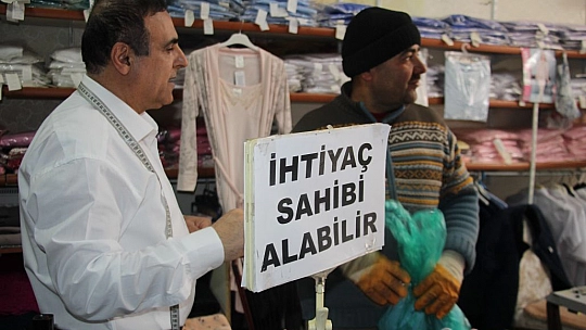 68 Yaşındaki Terzi Yıllardır 'Askıda Kıyafet' İle İhtiyaç Sahiplerini Sevindiriyor