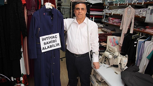 68 Yaşındaki Terzi Yıllardır 'Askıda Kıyafet' İle İhtiyaç Sahiplerini Sevindiriyor