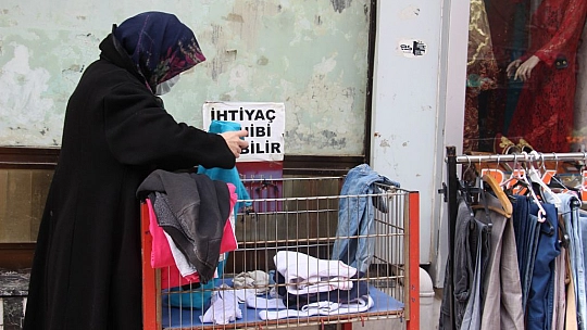 68 Yaşındaki Terzi Yıllardır 'Askıda Kıyafet' İle İhtiyaç Sahiplerini Sevindiriyor