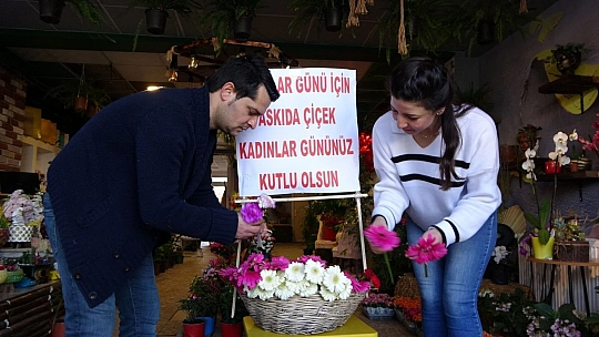 14 Şubat'ta Askıda Çiçek Kampanyası Başlatmıştı, 8 Mart'ta Da O Geleneği Devam Ettirdi
