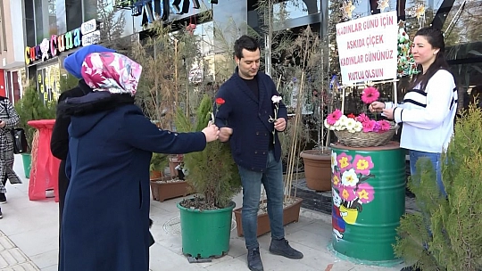 14 Şubat'ta Askıda Çiçek Kampanyası Başlatmıştı, 8 Mart'ta Da O Geleneği Devam Ettirdi