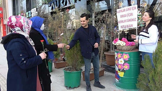 14 Şubat'ta Askıda Çiçek Kampanyası Başlatmıştı, 8 Mart'ta Da O Geleneği Devam Ettirdi