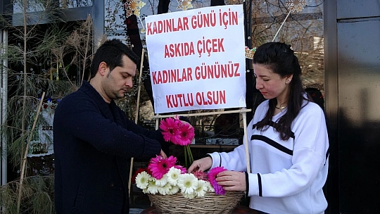 14 Şubat'ta Askıda Çiçek Kampanyası Başlatmıştı, 8 Mart'ta Da O Geleneği Devam Ettirdi