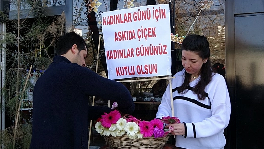 14 Şubat'ta Askıda Çiçek Kampanyası Başlatmıştı, 8 Mart'ta Da O Geleneği Devam Ettirdi