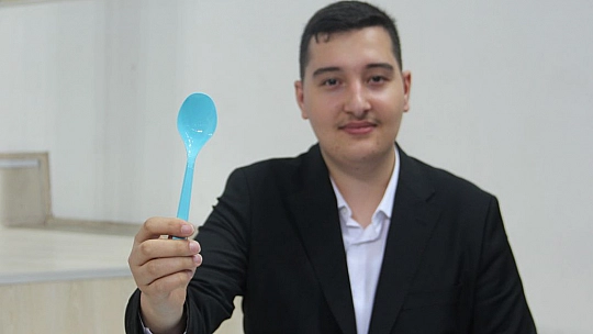 Üniversite Öğrencisi Doğada Çözünerek Bitkiye Dönüşen Plastik Üretti