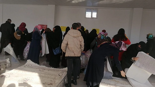 İş Yeri Halılarda İndirme Gitti Vatandaşlar Eksi 4 Derecede Mağazaya Akın Etti