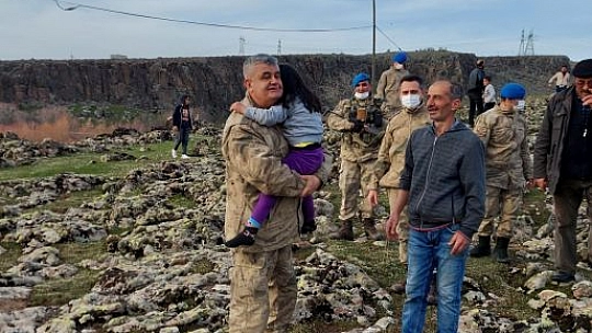Down Sendromlu Kayıp Çocuğu Jandarma Dağlık Alanda Buldu