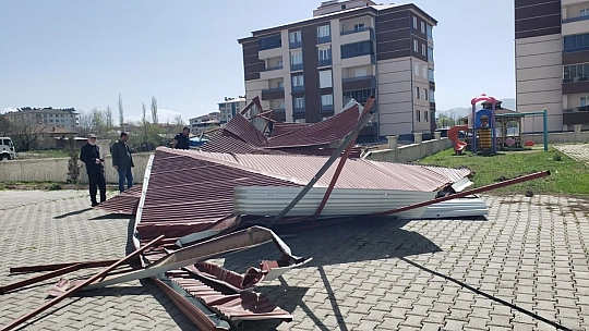 Fırtına Binanın Çatısını Uçurdu, 3 Araç Hasar Gördü