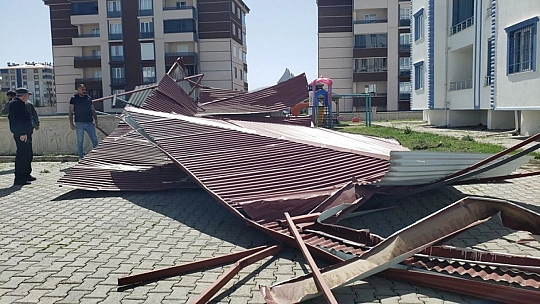 Fırtına Binanın Çatısını Uçurdu, 3 Araç Hasar Gördü