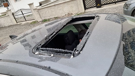 Fırtına Binanın Çatısını Uçurdu, 3 Araç Hasar Gördü