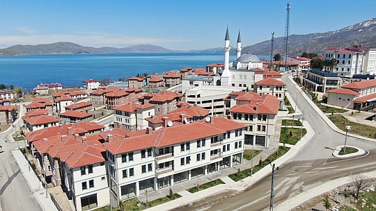 Depremin Merkez Üssü Sivrice'de Vatandaşlar Çifte Bayram Yaşıyor