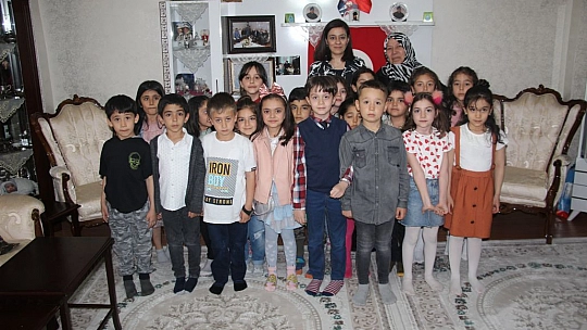 Öğrencilerden Şehit Annesini Duygulandıran Ziyaret