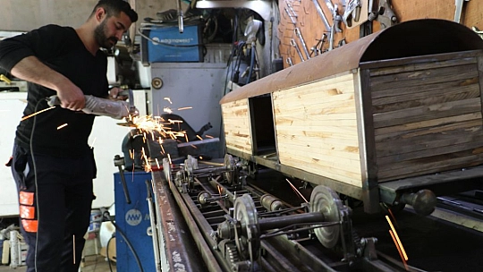 Gerçekleştiremediği hayalini yaptığı maket trenlerde yaşatıyor