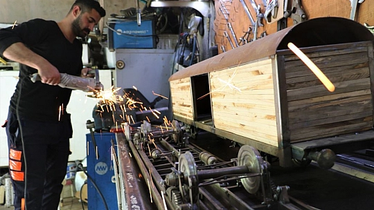 Gerçekleştiremediği hayalini yaptığı maket trenlerde yaşatıyor