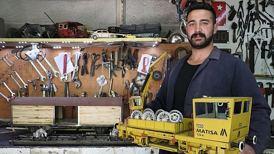 Gerçekleştiremediği hayalini yaptığı maket trenlerde yaşatıyor