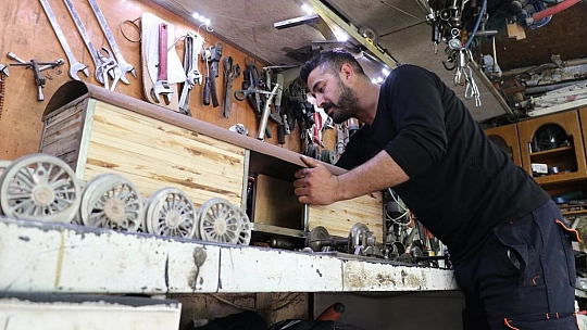 Gerçekleştiremediği hayalini yaptığı maket trenlerde yaşatıyor