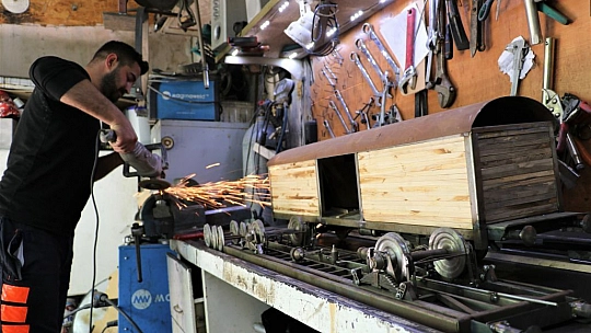 Gerçekleştiremediği hayalini yaptığı maket trenlerde yaşatıyor