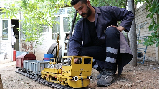 Gerçekleştiremediği hayalini yaptığı maket trenlerde yaşatıyor