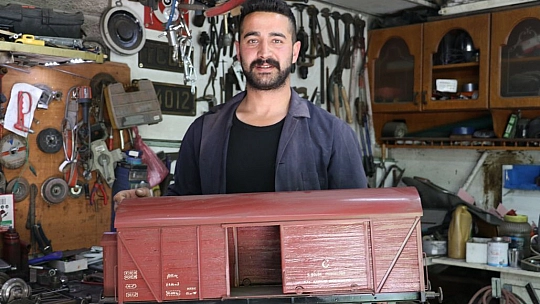 Gerçekleştiremediği hayalini yaptığı maket trenlerde yaşatıyor