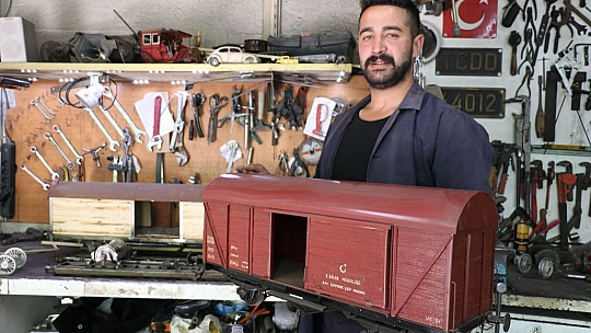 Gerçekleştiremediği hayalini yaptığı maket trenlerde yaşatıyor