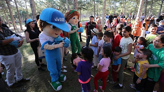 Elazığ'da Çocuklar Hem Çevreyi Temizledi Hem Eğlendi