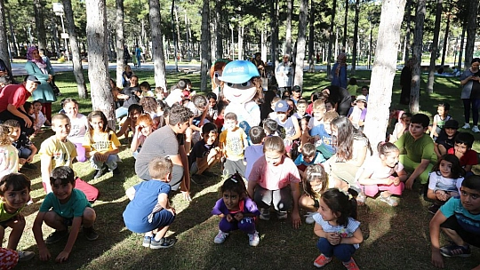 Elazığ'da Çocuklar Hem Çevreyi Temizledi Hem Eğlendi