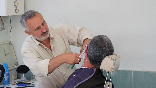 7 Yaşında Tabureye Çıkarak Başladı Yarım Asırdır Makas Sallıyor
