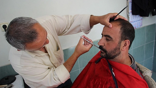 7 Yaşında Tabureye Çıkarak Başladı Yarım Asırdır Makas Sallıyor