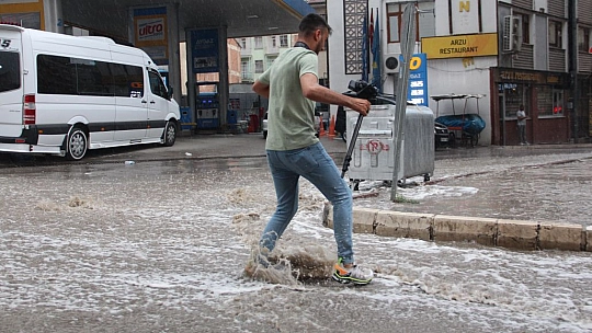 Elazığ'da sağanak yağış etkili oldu, yollar nehre döndü