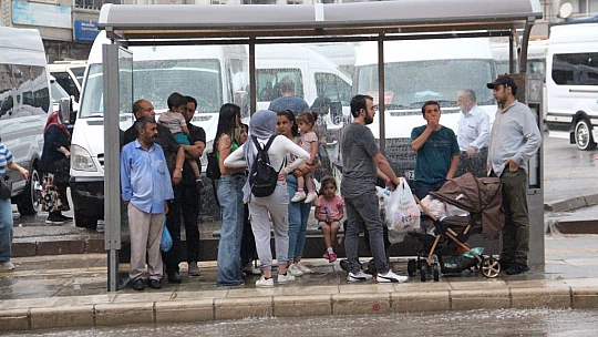 Elazığ'da sağanak yağış etkili oldu, yollar nehre döndü
