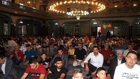 Elazığ'da bayram namazında camiler doldu