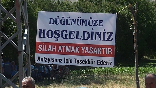 Köy düğününde örnek oluşturacak sıra dışı pankart