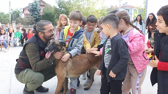 Elazığ Depreminde Arama Kurtarma Çalışmalarına Katılan Köpeğe Araba Çarptı