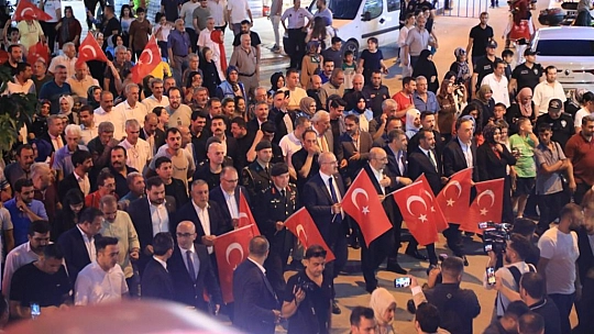Elazığlı vatandaşlar o geceyi yine coşkuyla kutladı