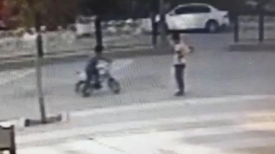 Bisiklet süren çocuğa araba çarptı, hemşire çıkan sürücü müdahale etti