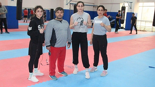 Boksörler oruçlarını aksatmadan çalışıyor