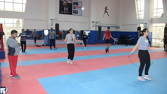 Boksörler oruçlarını aksatmadan çalışıyor