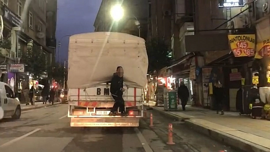 Çocukların tehlikeli oyunu kameralara yansıdı
