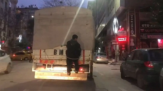 Çocukların tehlikeli oyunu kameralara yansıdı