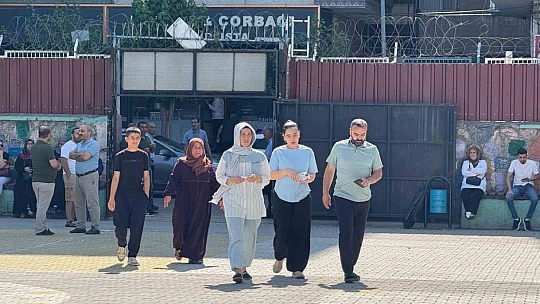 Diyarbakır'da kimliğini ve giriş belgesini unutan öğrenciler son anlarda yetişti