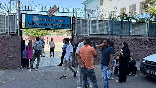 Diyarbakır'da kimliğini ve giriş belgesini unutan öğrenciler son anlarda yetişti