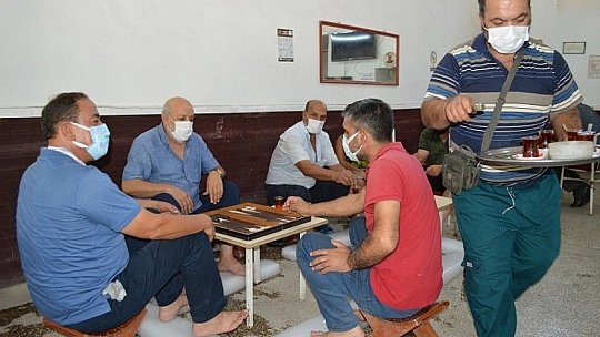 Elazığlı esnaf sıcaktan bunalan müşterileri için etkili bir çözüm geliştirdi