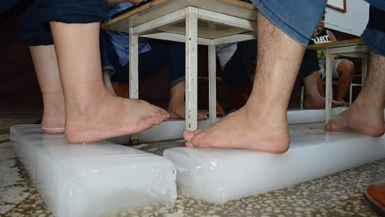 Elazığlı esnaf sıcaktan bunalan müşterileri için etkili bir çözüm geliştirdi