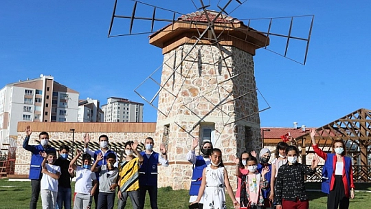 Elazığ Belediyesi Gençlik Meclisi'nden Miniklere Özel 23 Nisan Kutlaması