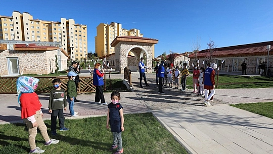 Elazığ Belediyesi Gençlik Meclisi'nden Miniklere Özel 23 Nisan Kutlaması