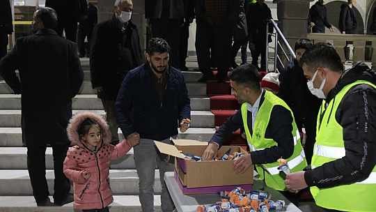 Elazığ Belediyesi'nden Vatandaşlara Kandil İkramı