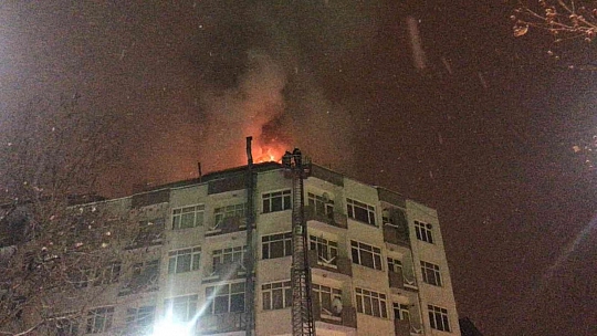 Elazığ'da 6 Katlı Binada Korkutan Yangın, Ekiplerin Müdahalesi Sürüyor