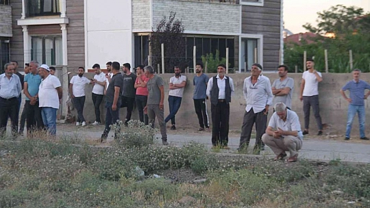 Elazığ'da çatı yangını 1 saatlik çalışmayla söndürüldü